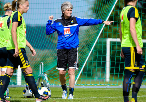 Sveriges förbundskapten Pia Sundhage gestikulerar