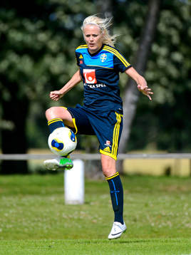 Sveriges Josefine Öqvist tar ner bollen
