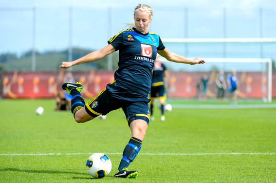 Sveriges Amanda Ilestedt laddar för skott