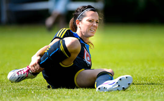Sveriges Lotta Schelin stretchar