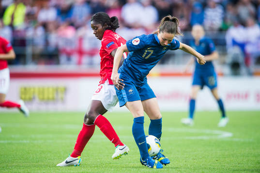 Englands Anita Asante och Frankrikes Gaetane Thiney i