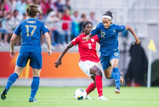 Frankrikes Elodie Thomis rycker ifrån Englands Anita