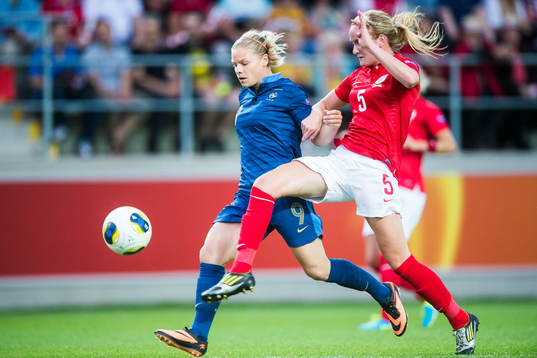 Frankrikes Eugenie Le Sommer och Englands Sophie Bradley i