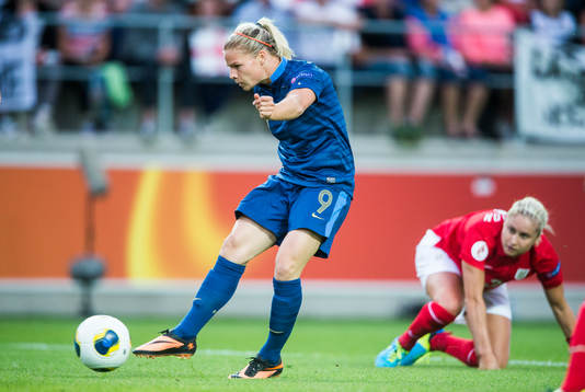 Frankrikes Eugenie Le Sommer skjuter 1-0 i matchen mellan