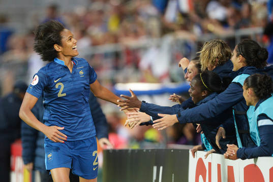 Frankrikes Wendie Renard jublar
