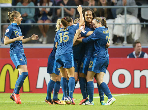 Frankrikes Wendie Renard jublar