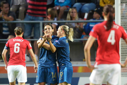 Frankrikes målskytt Louisa Necib jublar och gratuleras av
