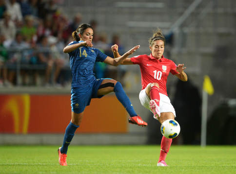Frankrikes Louisa Necib och Englands Fara Williams  i