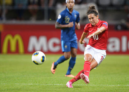 Englands Fara Williams spelar upp bollen i matchen mellan