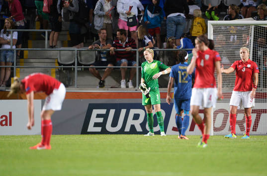 Englands målvakt Karen Bardsley deppar