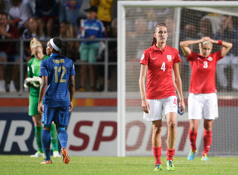 Frankrikes Elodie Thomis jublar och Englands målvakt Karen