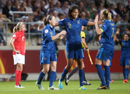 Englands Toni Duggan deppar och Frankrikes Wendie Renard