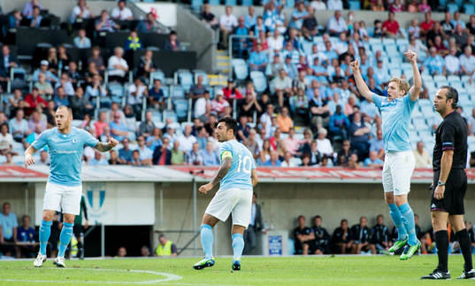Malmö FFs Jiloan Hamad gör 1-0 på en frispark och jublar