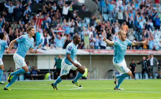 Malmö FFs Magnus Eriksson gör 2-0 och jublar med Tokelo