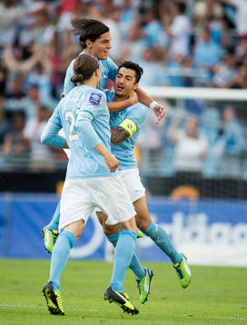 Malmö FFs Jiloan Hamad gör 1-0 på en frispark och jublar