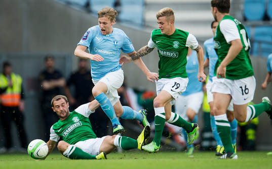 Hibernian FCs Kevin Thomson kapar Malmö FFs Emil Forsberg