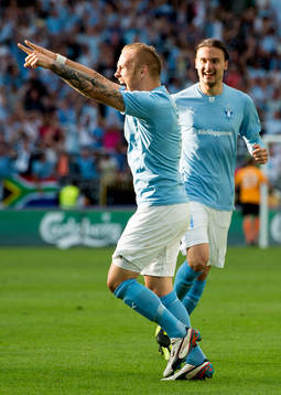 Malmö FFs Magnus Eriksson gör 2-0 och jublar med Erik