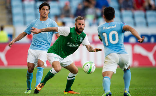 Hibernian FCs Rowan Vine mitt emellan Malmö FFs Miiko