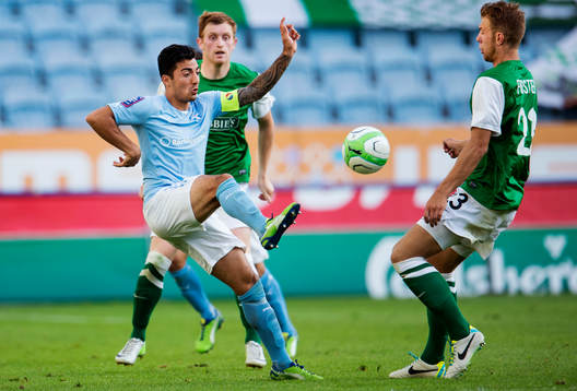 Malmö FFs Jiloan Hamad och Hibernian FCs Jordan Foster