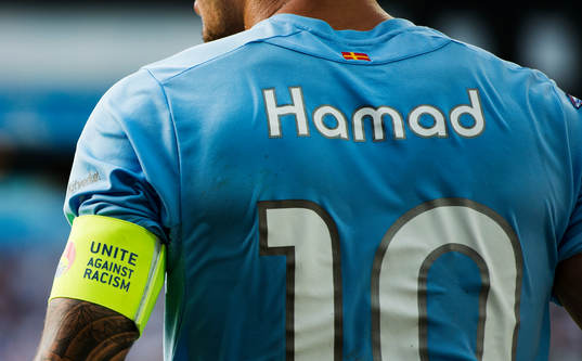 Malmö FFs Jiloan Hamad med kaptensbindeln där det står
