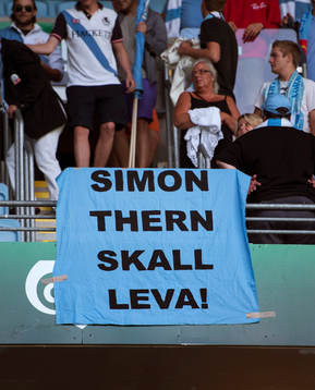 Malmö FFs Simon Thern ska leva säger en banderoll på