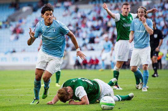 Malmö FFs Miiko Albornoz manglar ner Hibernian FCs Liam