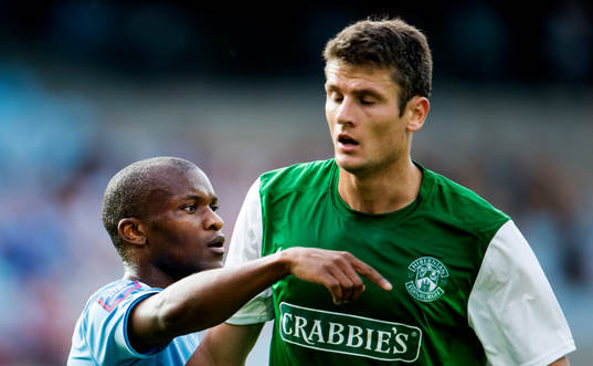 Malmö FFs Tokelo Rantie är lite kortare än Hibernian FCs