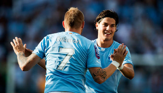 Malmö FFs Magnus Eriksson har gjort 2-0 och gratuleras av
