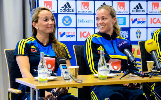 Sveriges Kosovare Asllani och Sara Thunebro