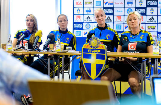 Sveriges Kosovare Asllani, Sara Thunebro, Caroline Seger