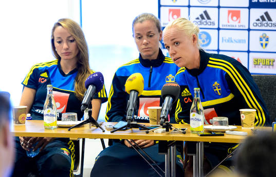Sveriges Kosovare Asllani, Sara Thunebro och Caroline Seger