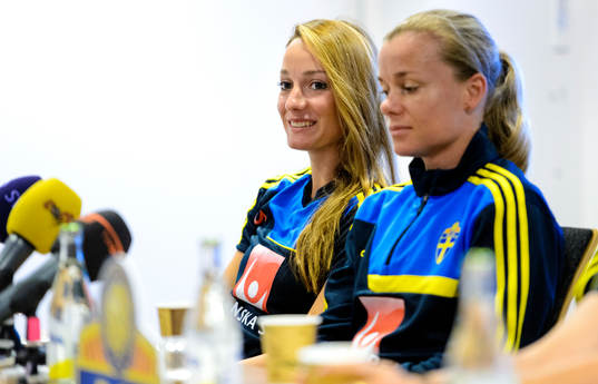 Sveriges Kosovare Asllani ser glad ut