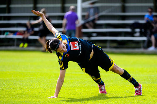 Sveriges Lotta Schelin gör fysövningar
