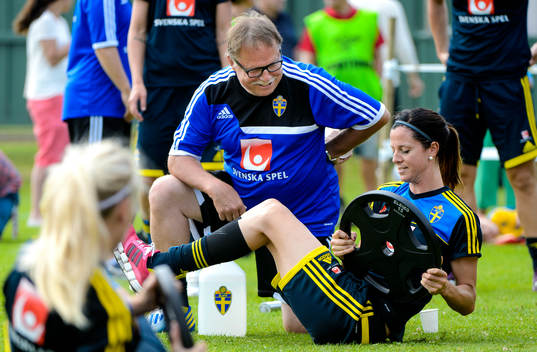 Sveriges läkare Yelverton Tegner pratar med Lotta Schelin