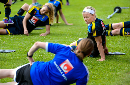 Sveriges Sara Thunebro pratar med fysiolog Helena Andersson