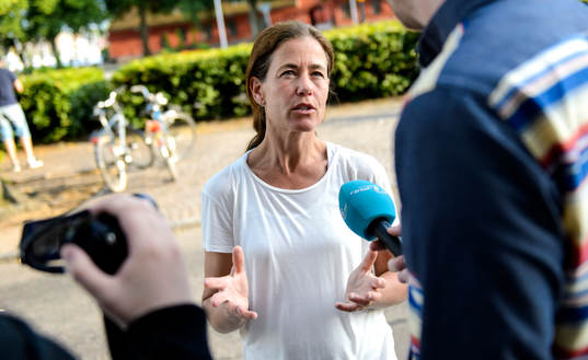 Aftonbladets journalist Petra Thorén blir intervjuad av