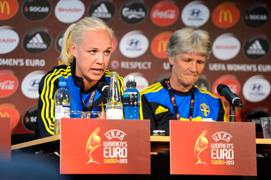 Sveriges Caroline Seger och förbundskapten Pia Sundhage