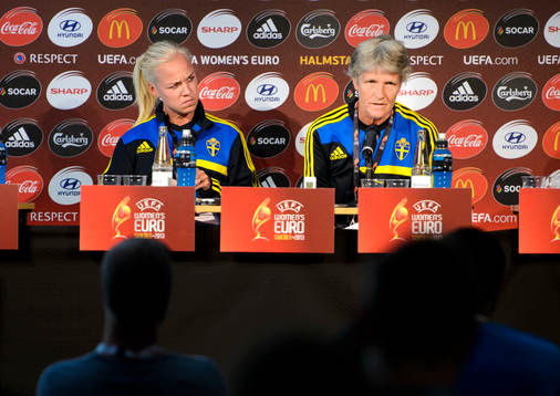 Sveriges Caroline Seger och förbundskapten Pia Sundhage