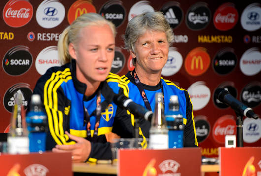 Sveriges Caroline Seger och förbundskapten Pia Sundhage
