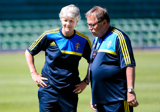 Sveriges förbundskapten Pia Sundhage pratar med läkare