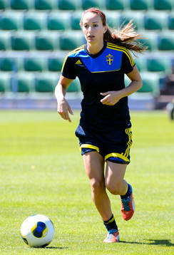 Sveriges Kosovare Asllani med bollen