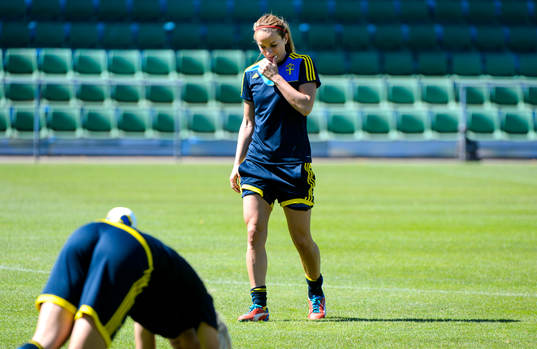 Sveriges Kosovare Asllani ser bekymrad ut