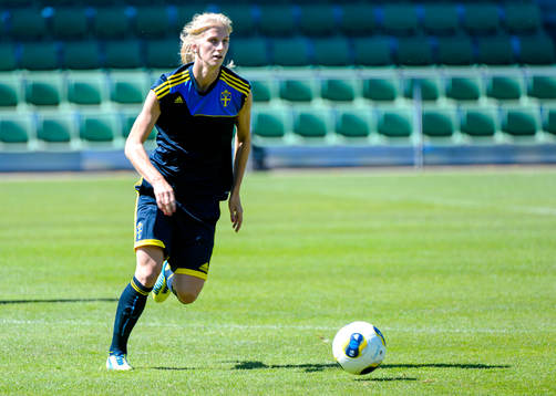 Sveriges Sofia Jakobsson med bollen