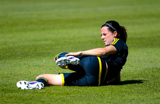 Sveriges Lotta Schelin stretchar