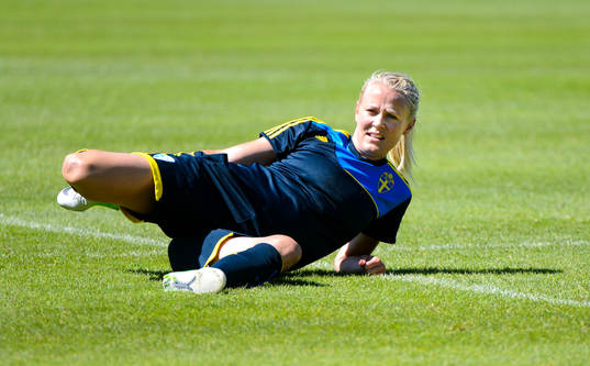 Sveriges Josefine Öqvist stretchar