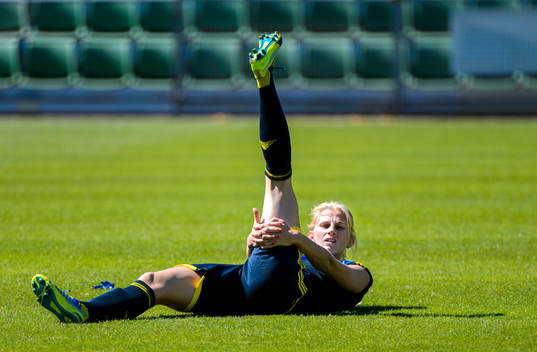 Sveriges Sofia Jakobsson stretchar