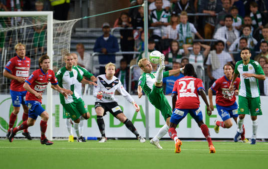 Hammarbys Erik Sundin försöker sig på en cykelspark