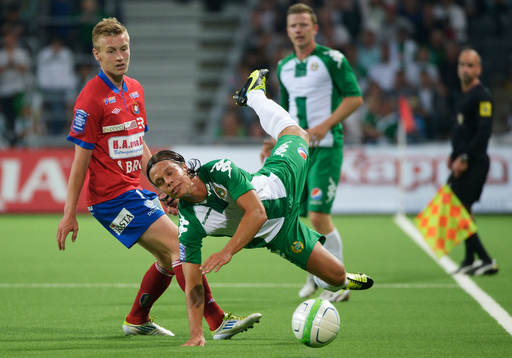 Örgrytes Sebastian Ohlsson fäller Hammarbys Erik Figueroa