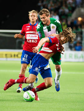 Örgrytes Jakob Lindström utmanas av Hammarbys Christophe