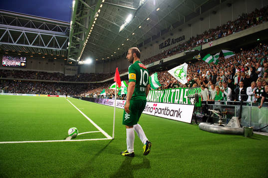Hammarbys Kennedy Bakircioglü är på väg att slå en